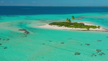 Obraz premium Capturing the beauty of a tropical island from above. This aerial drone footage shows a pristine beach with palm trees and turquoise waters