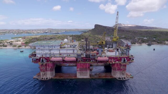 Caracas Bay, Cura&ccedil;ao, oil platform