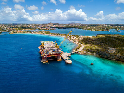 Caracas Bay, Cura&ccedil;ao, oil platform