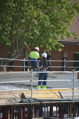 Cuadrilla trabajando en la construcción
