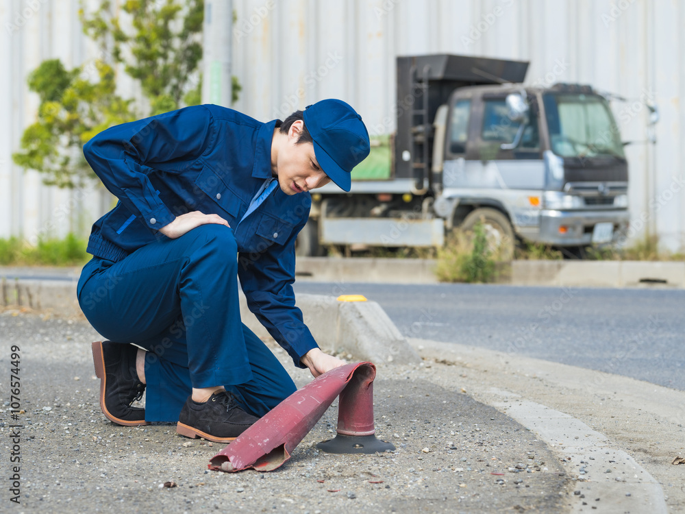 Leinwandbilder 事故、現場検証、確認、チェック、保険、スタッフ、交通、道路、職員、警察、警官、鑑識、当て逃げ、証拠、ガードポール、捜査、事件、ひき逃げ、ポール、現場、検証、公共物、自損、器物損壊、賠償、修理、工事、作業員、建設、設置、産業、歩道、安全、危険、曲がる、衝突、屋外、仕事、職業、男性、日本人、作業服、業務、事業、行政、役所、通報、都市、街、人物
