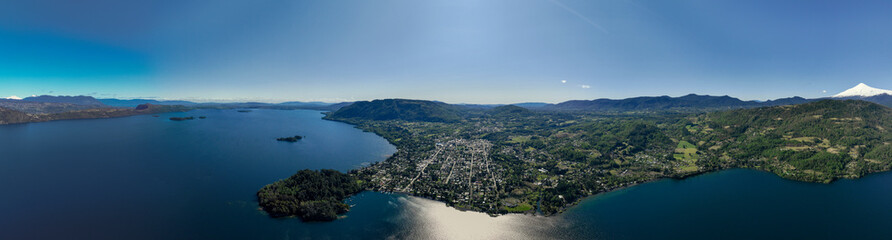 Obraz premium Panoramic view of Licanray town by Lake Calafquen