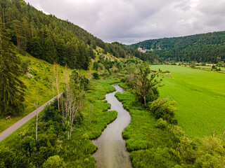 Kleiner Bachlauf im Süden Deutschlands - Drohnenaufnahme