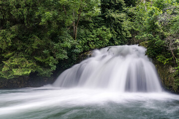 Obraz premium Sprudelnder Wasserfall Gieß mit Langzeitbelichtung bei Hochwasser