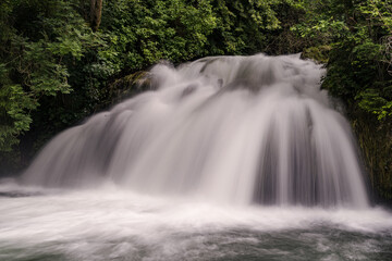Fototapeta premium Sprudelnder Wasserfall Gieß mit Langzeitbelichtung bei Hochwasser