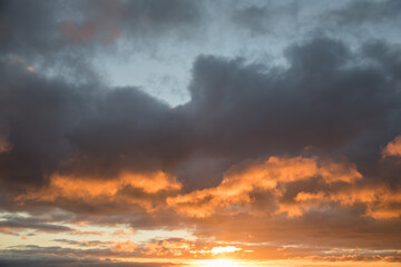 Obraz premium Beautiful skyscape with clouds at sunrise