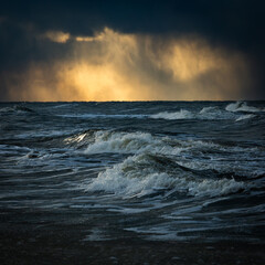 Obraz premium Wonderfully beautiful sunset by the sea in winter with ice