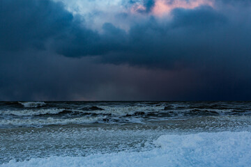 Fototapeta premium Wonderfully beautiful sunset by the sea in winter with ice