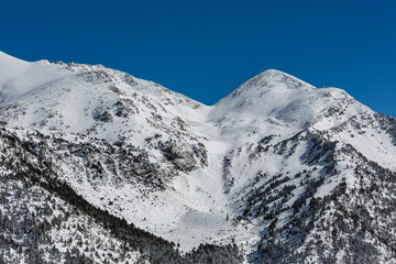 Obraz premium Mountain views in Pyrenees on a sunny winter day