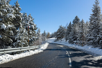 Obraz premium Mountain views in Andorra on a sunny winter day 