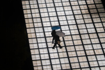 傘を差して歩く人々