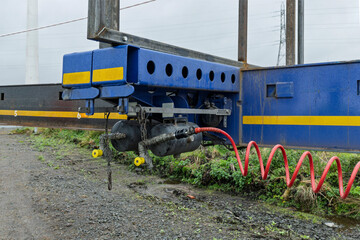 HGV lorry truck extendable flatbed trailer with air brake tanks, hose, and extender controls