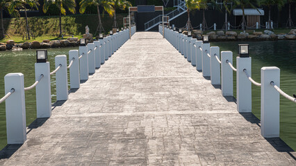 Obraz premium Most filarowy wykonany z betonu z dużymi barierkami linowymi po dwóch stronach