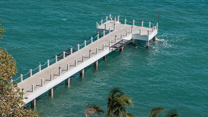 Naklejka premium Pier bridge made of concrete with large rope railings on two sides
