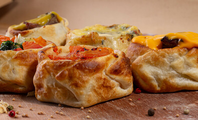 Comida de pizzería y roticería deliciosa y colorida: pizzas, empanadas, pollo al spiedo,...