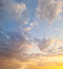 Obraz premium A picturesque sunset with a sky filled with fluffy cumulus clouds, creating a romantic afterglow on the horizon. The red sky at morning transitions into a peaceful dusk in the natural landscape.