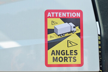 Affichette attention angles morts collée sur un camion.