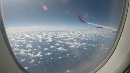 nuvens no céu em viagem de avião 