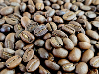 Obraz premium close up of fresh roasted coffee beans, isolated coffee background