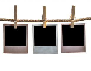 Mock up de tres Polaroid colgadas con pinzas de madera en una cuerda, fotograf&iacute;as retro antiguas, PNG
