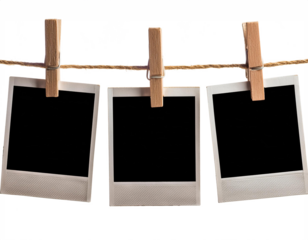 Mock up de tres Polaroid colgadas con pinzas de madera en una cuerda, fotografías retro antiguas, PNG