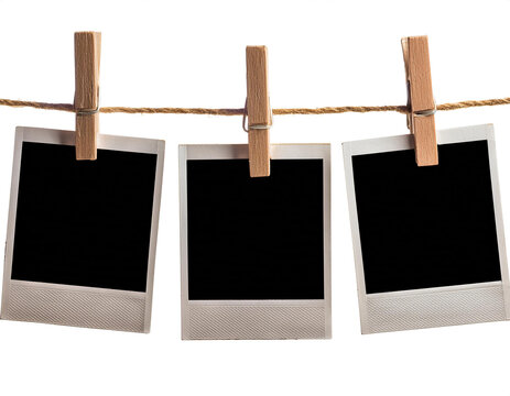Mock up de tres Polaroid colgadas con pinzas de madera en una cuerda, fotograf&iacute;as retro antiguas, PNG