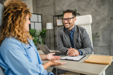 manager explain and present job to adult woman on job interview