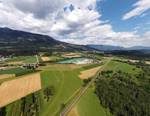 Ländliche Landschaft mit Teich