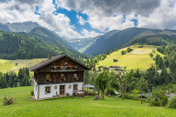 schöner Ausblick auf die Landschaft und ein Bauernhaus im Lesachtal bei Maria Luggau, Kärnten, Österreich