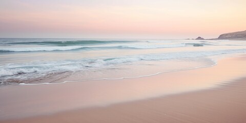 Obraz premium Soothing ocean waves at sunset with calm beach background