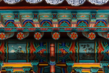 Naklejka premium eaves and roof with the traditional Korean painting in the Buddhist temple building