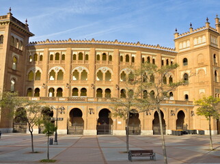 Obraz premium view of the facade of the bullfighting ring of las ventas in madrid