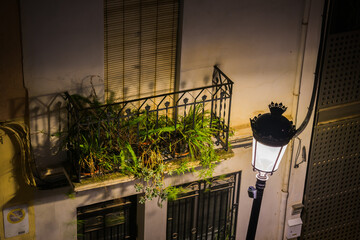 farola y balc&oacute;n iluminados de noche
