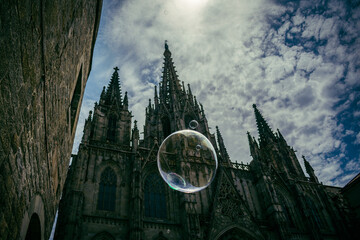 catedral con burbuja en tarde nublada