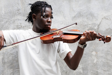 Candid of African man model with dreadlocks hairstyle wearing white t-shirt playing violin standing at the background © SOLO PLAYER