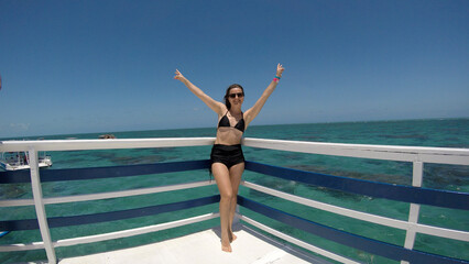 Obraz premium beldade mulher de férias em oceano maracajaú, brasil 