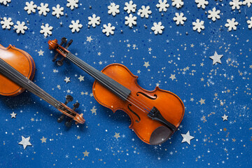 Two Old violins and fir-tree branches with Christmas decor with glitter © Eleonora