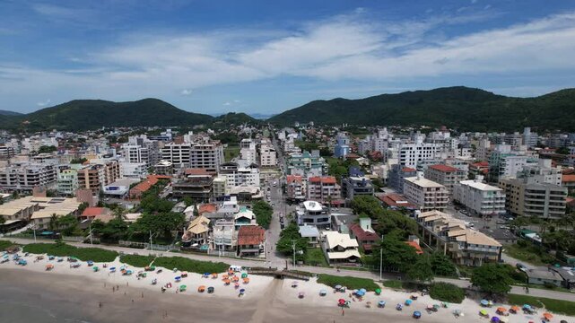 Vista A&eacute;rea da cidade de Bombinhas, Santa Catarina, Brasil. Praia de Bombas, Mariscal, Morro do Macaco