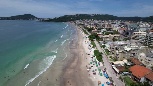 Vista A&eacute;rea da cidade de Bombinhas, Santa Catarina, Brasil. Praia de Bombas, Mariscal, Morro do Macaco
