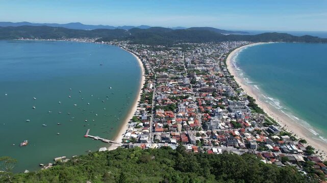 Vista A&eacute;rea da cidade de Bombinhas, Santa Catarina, Brasil. Praia de Bombas, Mariscal, Morro do Macaco