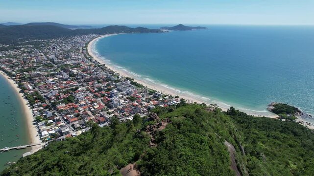 Vista A&eacute;rea da cidade de Bombinhas, Santa Catarina, Brasil. Praia de Bombas, Mariscal, Morro do Macaco