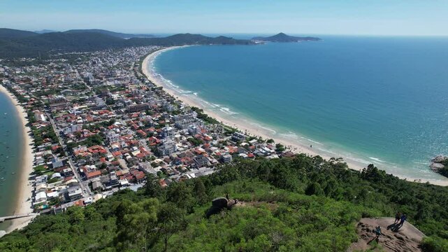 Vista A&eacute;rea da cidade de Bombinhas, Santa Catarina, Brasil. Praia de Bombas, Mariscal, Morro do Macaco