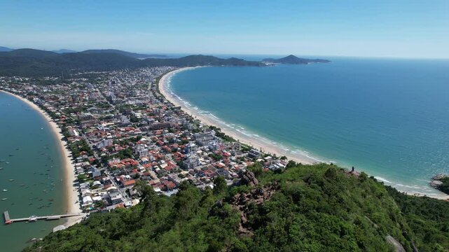 Vista A&eacute;rea da cidade de Bombinhas, Santa Catarina, Brasil. Praia de Bombas, Mariscal, Morro do Macaco