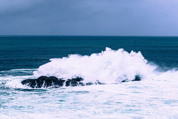 Obraz premium waves crashing on a rock