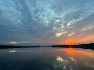 Obraz premium sunset over the lake