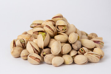 Pistachos con cáscara en primer plano sobre fondo blanco