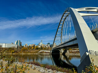 Obraz premium Edmonton, Alberta - October 13, 2024: Views of the Edmonton skyline with the Walterdale Bridge over the North Saskatchewan River in the foreground 