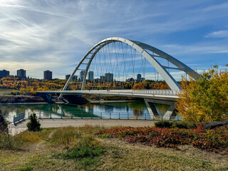 Obraz premium Edmonton, Alberta - October 13, 2024: Views of the Edmonton skyline with the Walterdale Bridge over the North Saskatchewan River in the foreground 