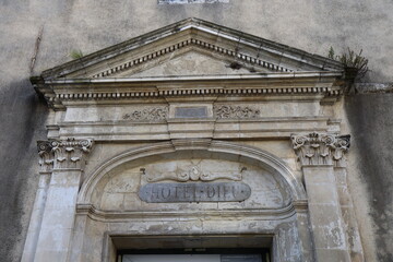 Obraz premium Ancien Hôtel-Dieu, ancien hôpital, vue de l'extérieur, ville d'Arles, département des Bouches-du-Rhône, France