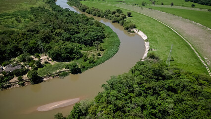 Meio ambiente com esgoto céu aberto na natureza visto de cima toda area de vegetação.